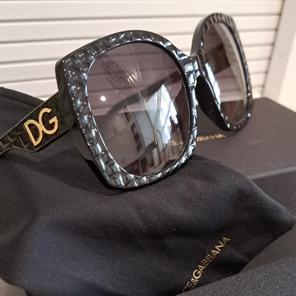 NWT Dolce & Gabbana Black Textured Oversized Square Sunglasses with Gold DG Logo